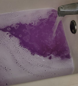 Leave your skin feeling silky soft with these limited-edition bubble bars and bath bombs. The moisturizing formula creates a luxuriously thick foam that gently cleanses and moisturizes your skin, while the soft, foam bubbles give you a luxurious bath experience. Simply add to running water to release the delicate foam bubbles and enjoy a relaxing soak in the tub.