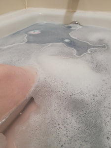 Leave your skin feeling silky soft with these limited-edition bubble bars and bath bombs. The moisturizing formula creates a luxuriously thick foam that gently cleanses and moisturizes your skin, while the soft, foam bubbles give you a luxurious bath experience. Simply add to running water to release the delicate foam bubbles and enjoy a relaxing soak in the tub.