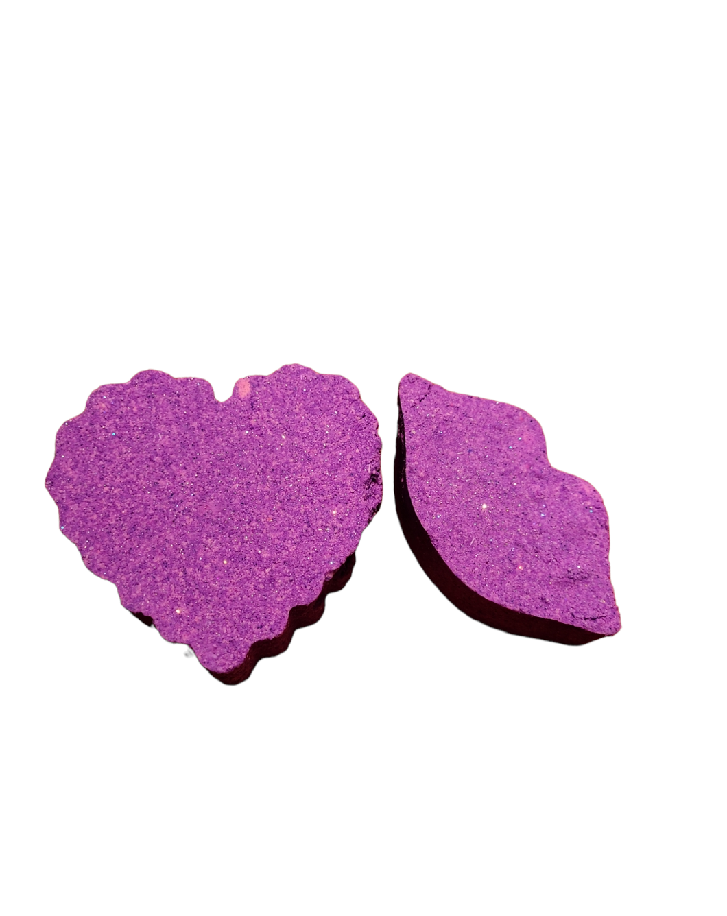 Leave your skin feeling silky soft with these limited-edition bubble bars and bath bombs. The moisturizing formula creates a luxuriously thick foam that gently cleanses and moisturizes your skin, while the soft, foam bubbles give you a luxurious bath experience. Simply add to running water to release the delicate foam bubbles and enjoy a relaxing soak in the tub.